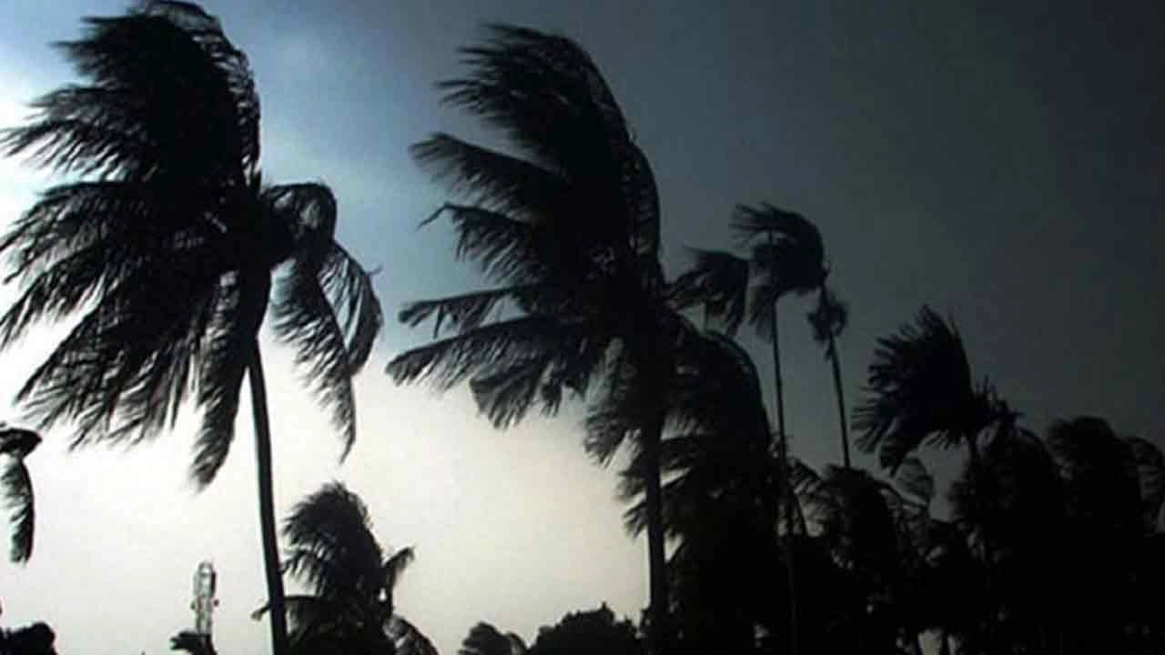 দেশের ১৩ জেলায় সন্ধ্যার মধ্যে ঝড়সহ বজ্রবৃষ্টির আভাস