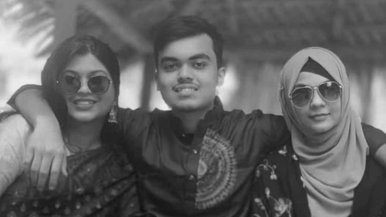 দুই বোনের সঙ্গে জুলাইয়ে শহীদ মাহামুদুর রহমান সৈকত (টুনা)। ছবি: সংগৃহীত