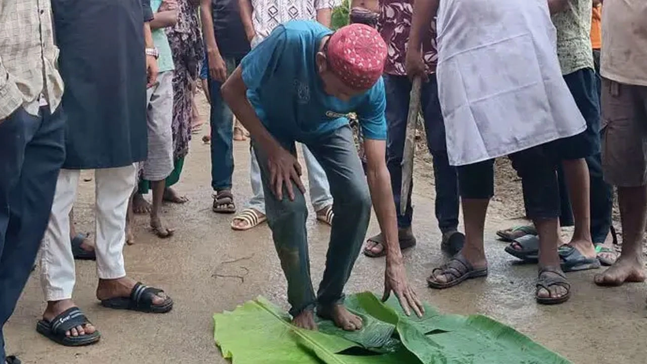 পুলিশে নয়, ১০০ রাকাত নামাজ পড়িয়ে দিলেন ‘শাস্তি’