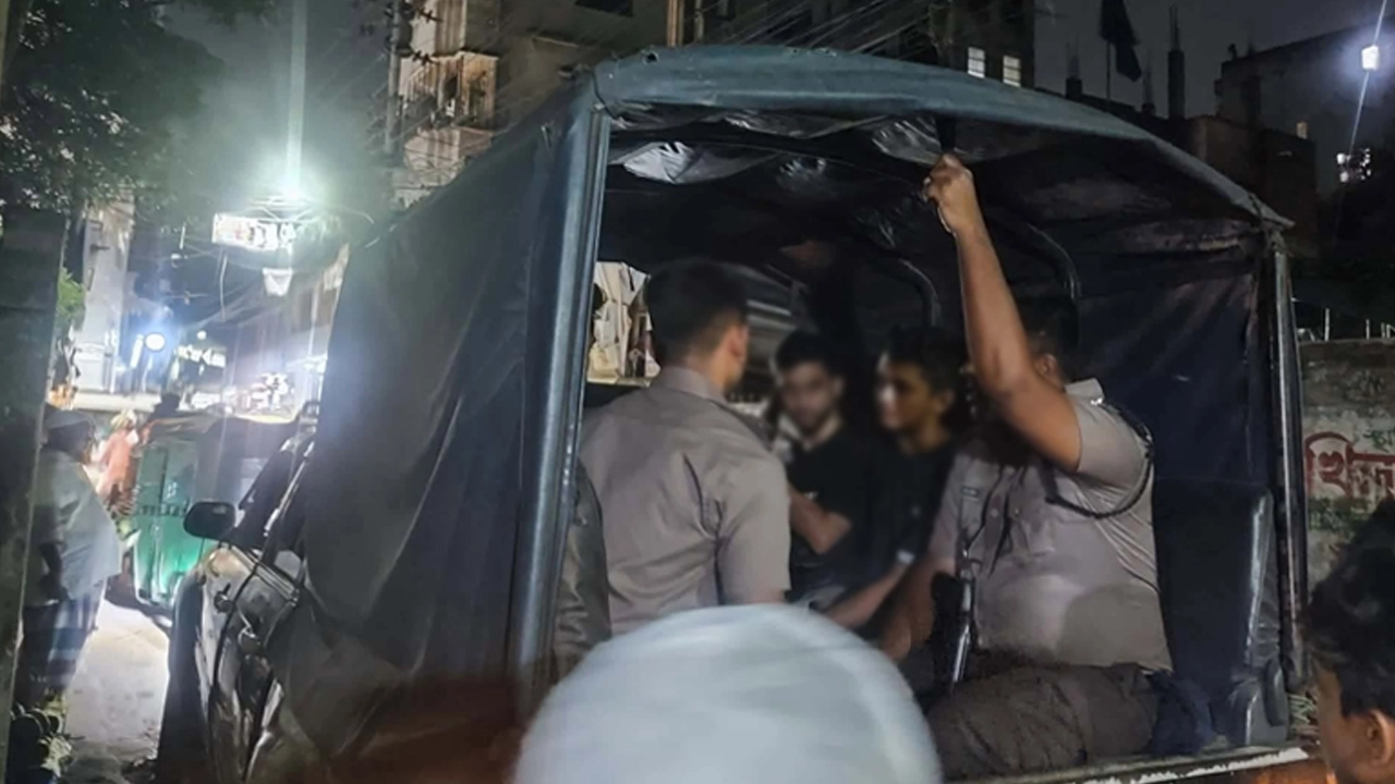 ঘটনাস্থল থেকে তিনজনকে আটক করে পুলিশ ।। ছবি: সংগৃহীত