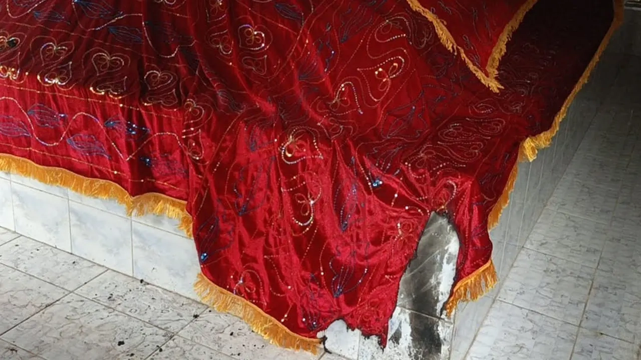 মাজারের পুড়ে যাওয়া গিলাফ। ছবি: এনপিবি নিউজ