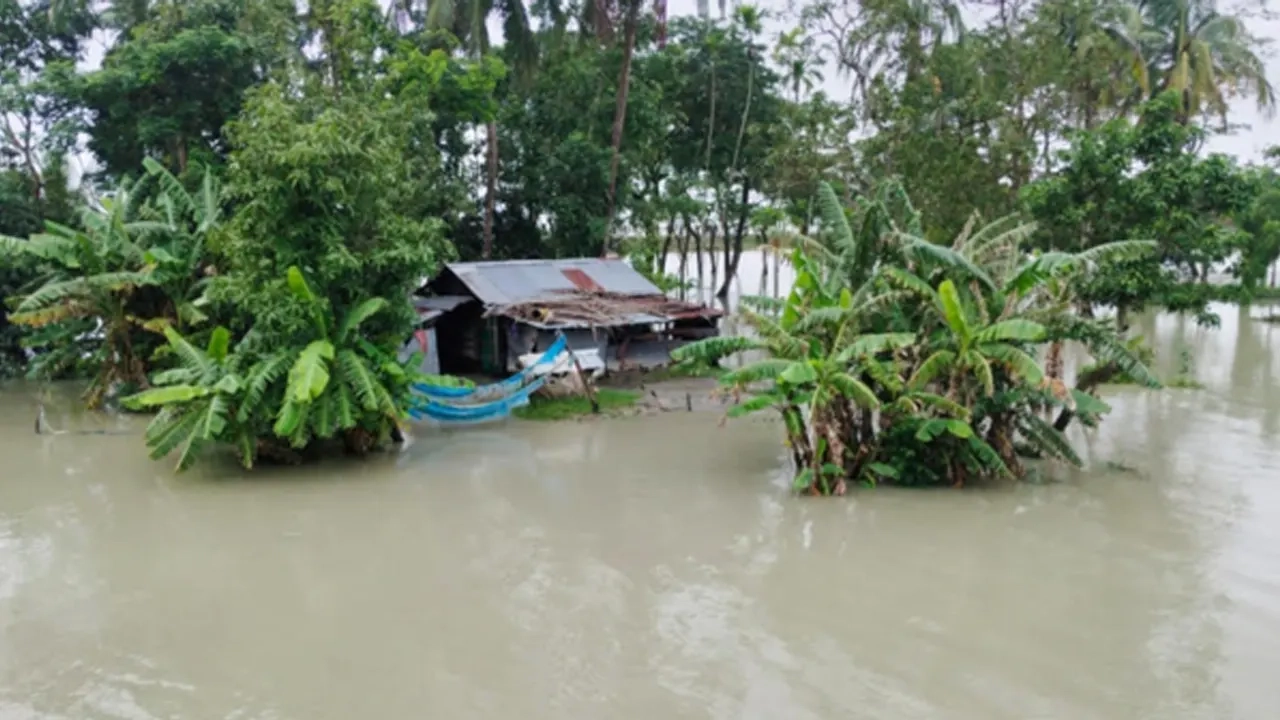 হাতিয়ায় বেড়িবাঁধ ভেঙে তিন গ্রাম প্লাবিত, ভোগান্তিতে লক্ষাধিক মানুষ