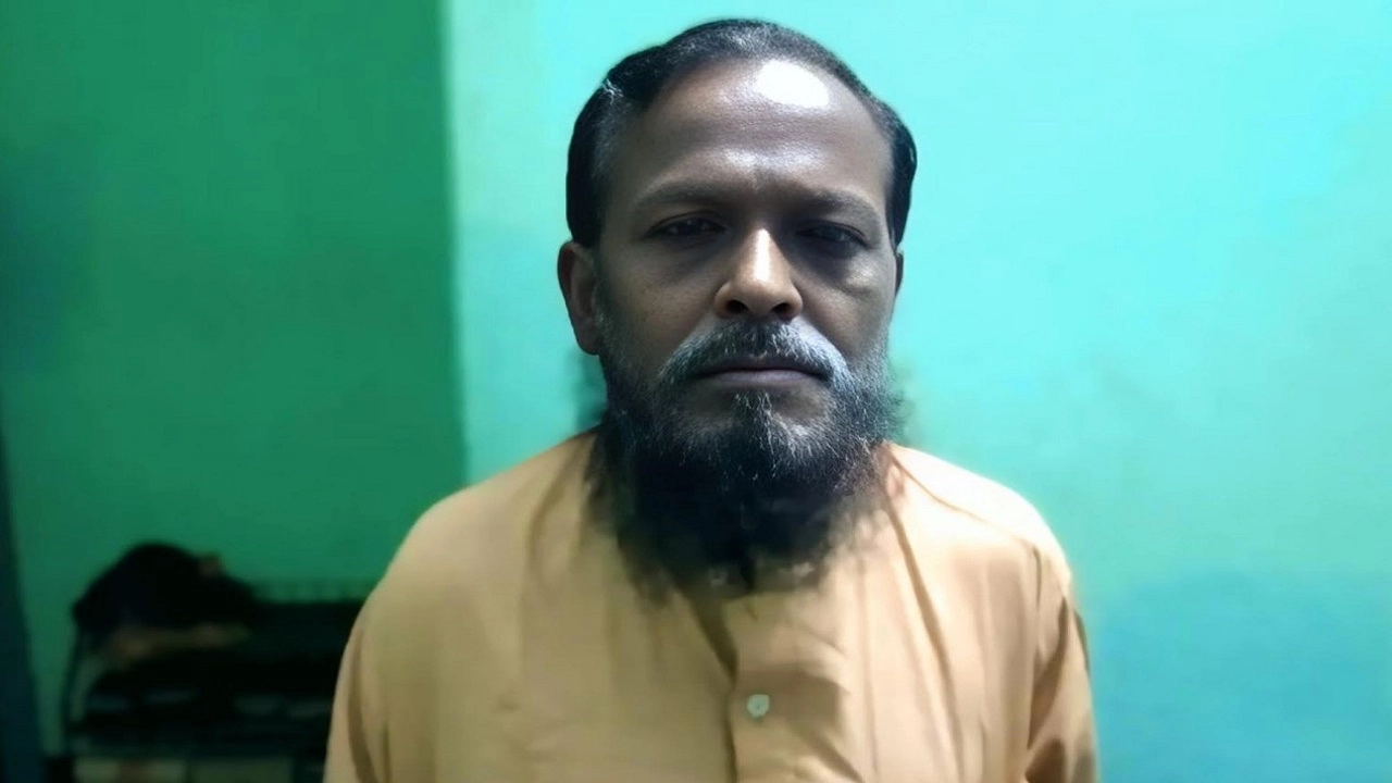 জীবিত থেকেও সরকারি খাতায় ‘মৃত’, দপ্তরে দপ্তরে ঘুরছেন ইমান শেখ