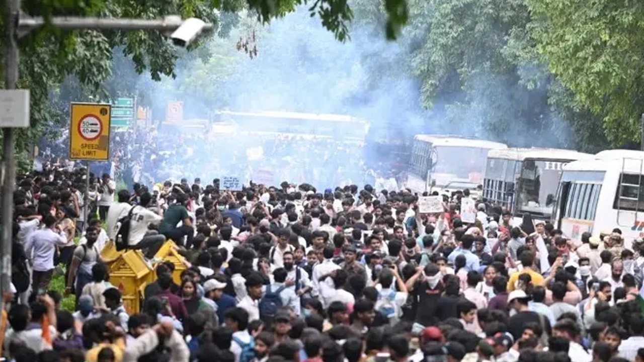 রণক্ষেত্র সংসদের সামনে, ভেতরে প্রধানমন্ত্রী