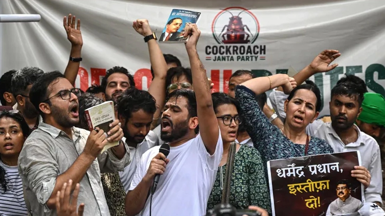 ‘ককরোচ পার্টির’ প্রতিষ্ঠাতা অভিজিৎ আটক