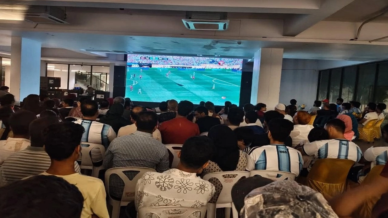 রূপায়ণ সিটিতে বিশ্বকাপের রোমাঞ্চ, উচ্ছ্বাসে মাতলেন দেশি-বিদেশিরা