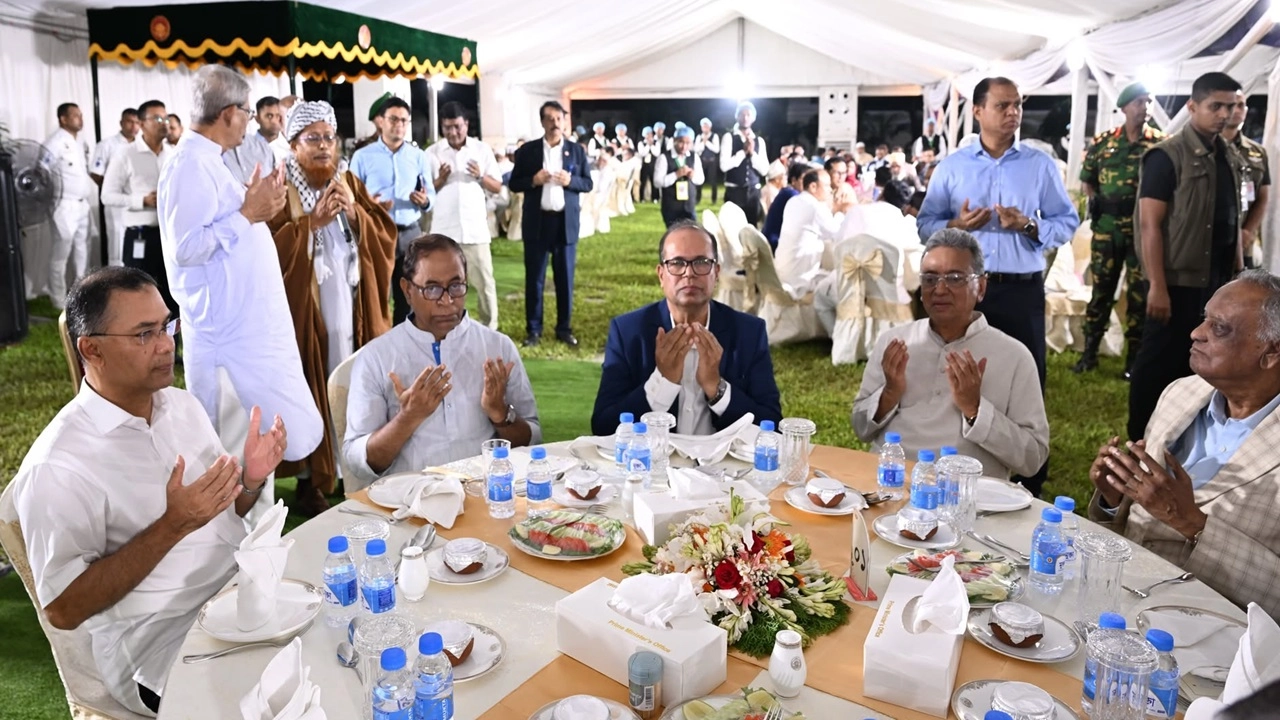 দেশের রাজনৈতিক নেতৃবৃন্দের সঙ্গে নৈশভোজে প্রধানমন্ত্রী