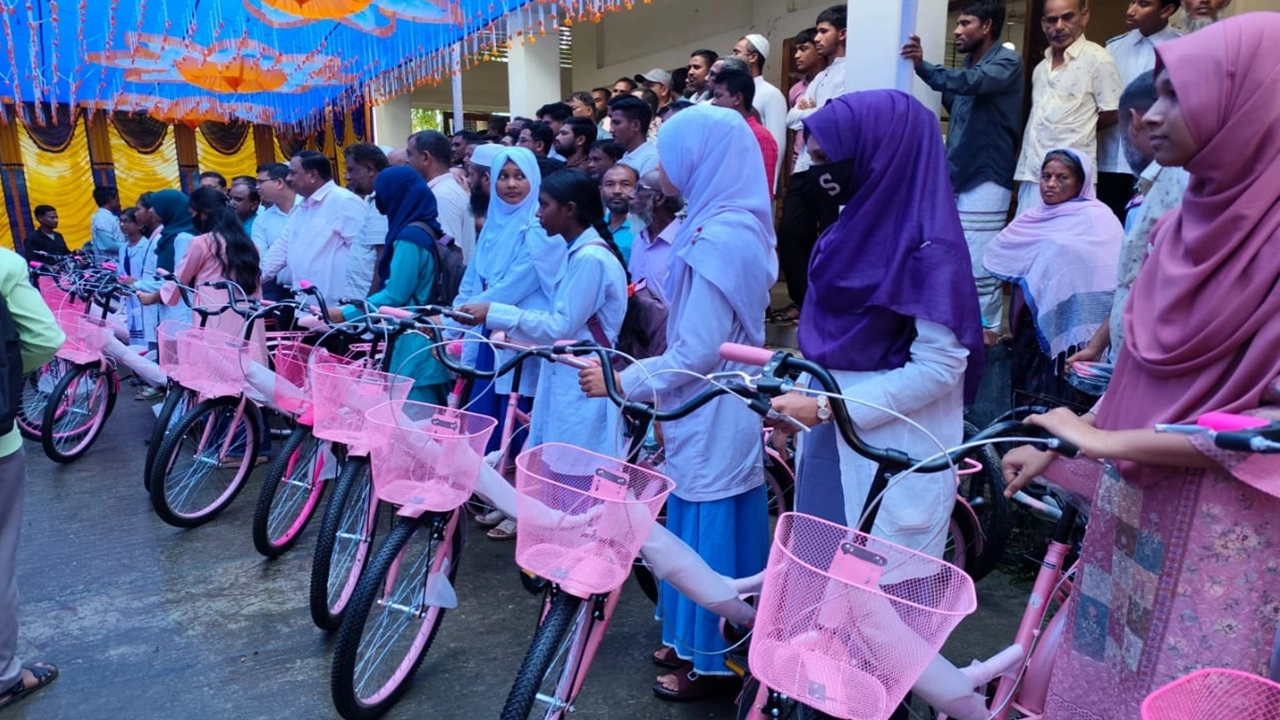 লালমনিরহাটে বাইসাইকেল পেলো অর্ধশত শিক্ষার্থী