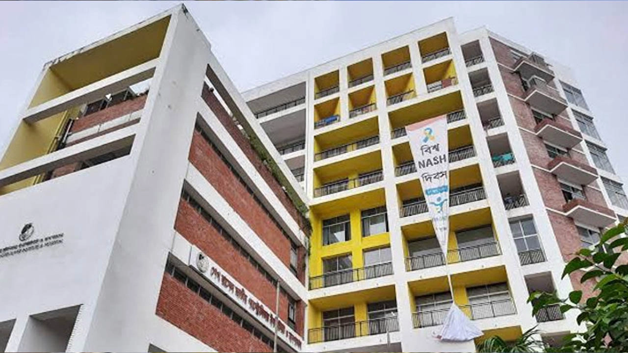 গ্যাস্ট্রোলিভার হাসপাতালের কর্মকর্তাকে কুপিয়ে জখম