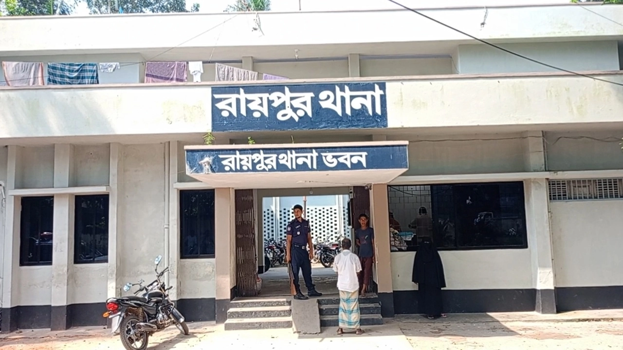স্ত্রীর তথ্যে স্বামীর বাড়িতে পুলিশের অভিযান, অস্ত্র উদ্ধার