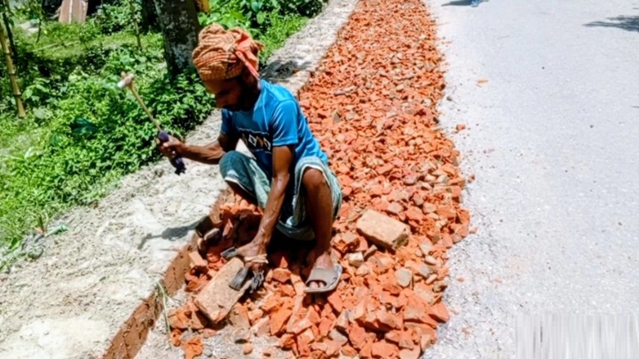 টাঙ্গাইলে ৪ কিলোমিটার সড়কের সংস্কার কাজে অনিয়মের অভিযোগ