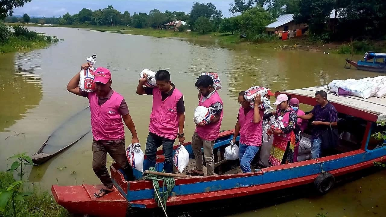 বন্যাকবলিত ৪,৫০০ পরিবারের পাশে ব্র্যাক ব্যাংক