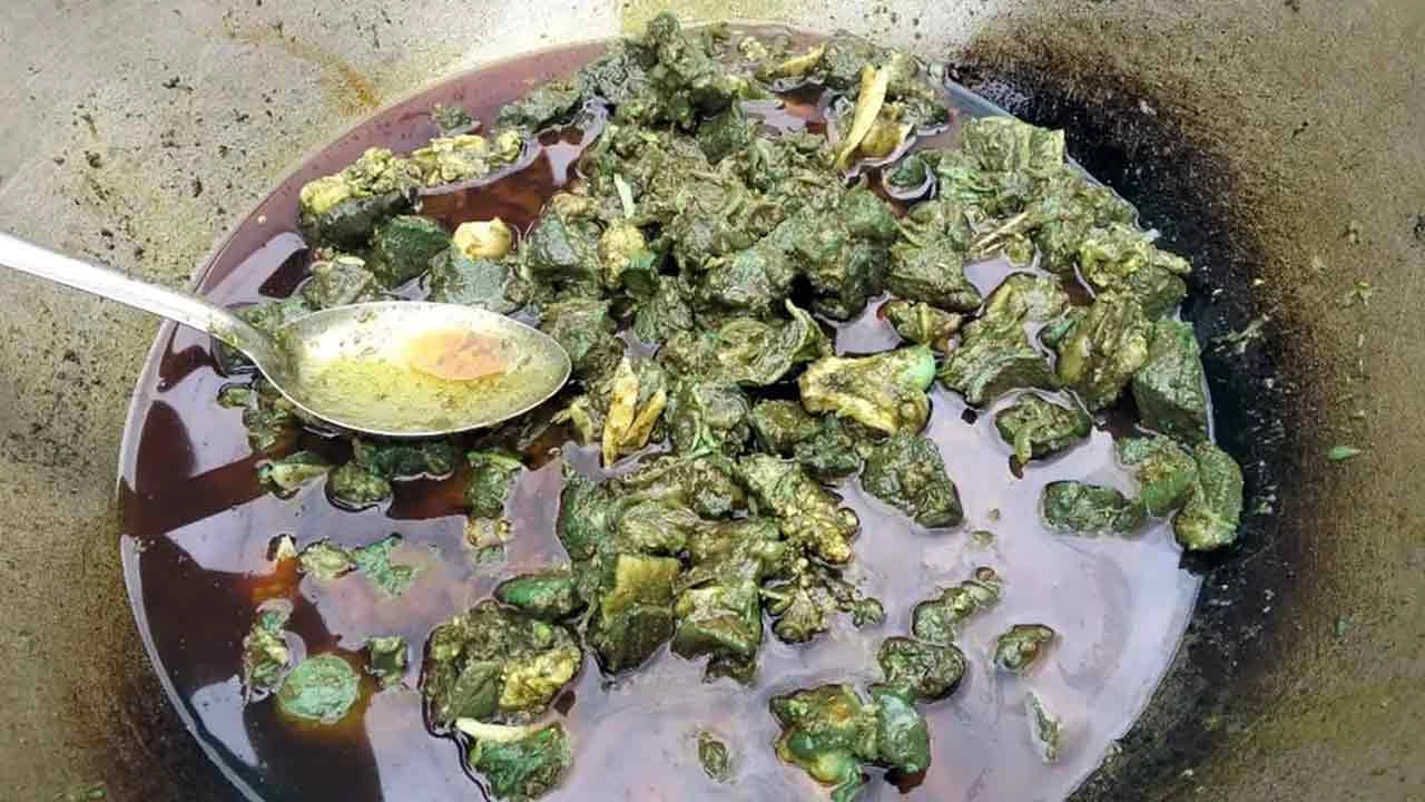 রান্নার সময় মাংসের রং হলো সবুজ, কড়াই নিয়ে থানায় হাজির