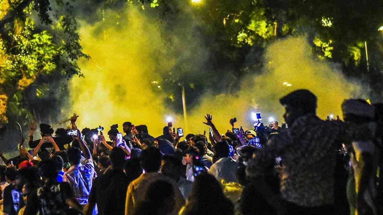 ভারতের রাজধানীতে ইন্টারনেট বন্ধ, পুলিশকে ধাওয়া দিলো বিক্ষোভকারীরা