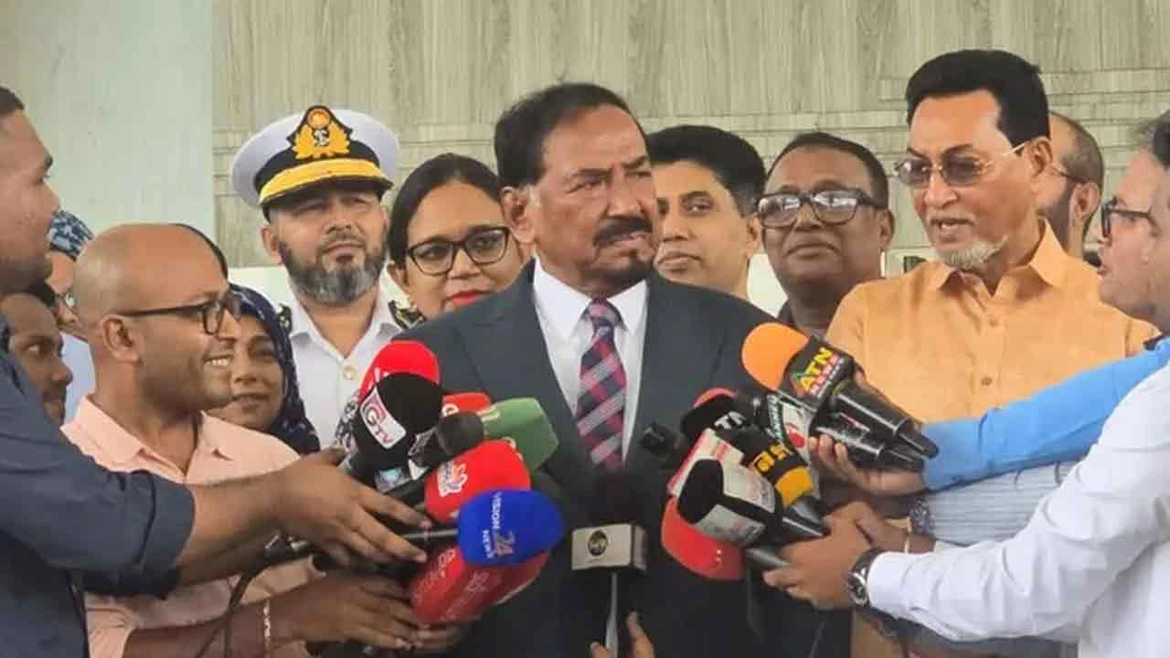 বিমানবন্দরে বক্তব্য রাখছেন জাতীয় সংসদের স্পিকার হাফিজ উদ্দিন আহমদ