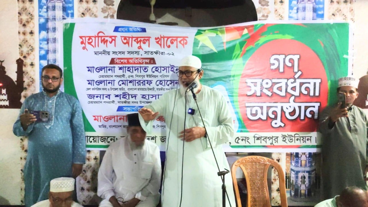গণসংবর্ধনা অনুষ্ঠানে কথা বলছেন এমপি আব্দুল খালেক। ছবি: এনপিবি