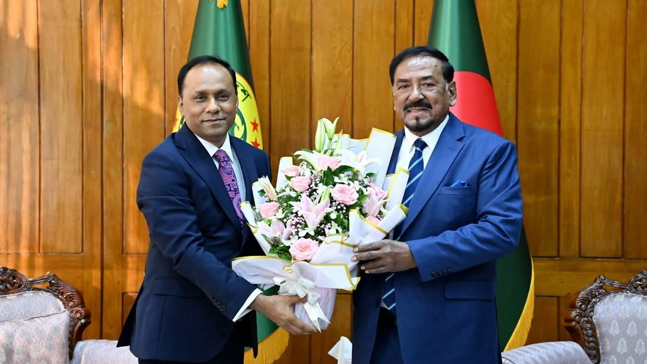 রাষ্ট্রপতির দায়িত্বভার গ্রহণ উপলক্ষ্যে হাফিজ উদ্দিনকে ফুলেল শুভেচ্ছা