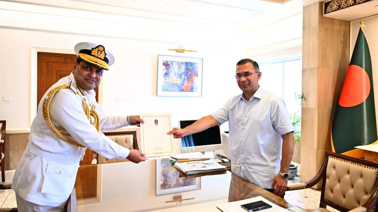 প্রধানমন্ত্রীর সঙ্গে নবনিযুক্ত নৌবাহিনী প্রধানের সাক্ষাৎ