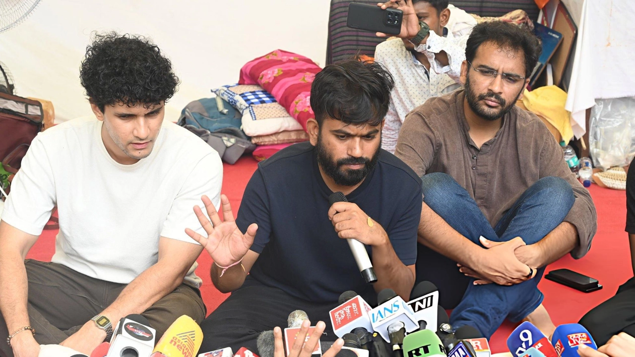 মন্ত্রীর পদত্যাগেও থামছে না ‘তেলাপোকা পার্টি’, আরও ৩ দাবি