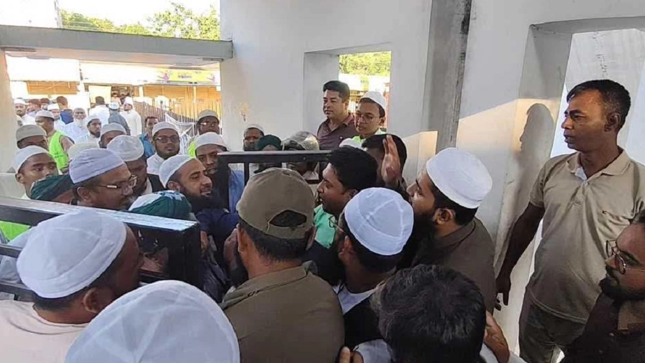 মুফতি ফয়জুল করিমকে প্রবেশের অনুমতি, নেতাকর্মীদের বাধা: কুবিতে উত্তেজনা