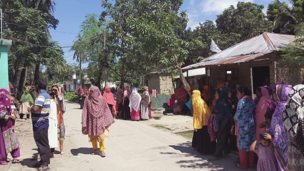 বাবার দাফন শেষে বাড়ি ফেরার পথে মেয়ের মৃত্যু