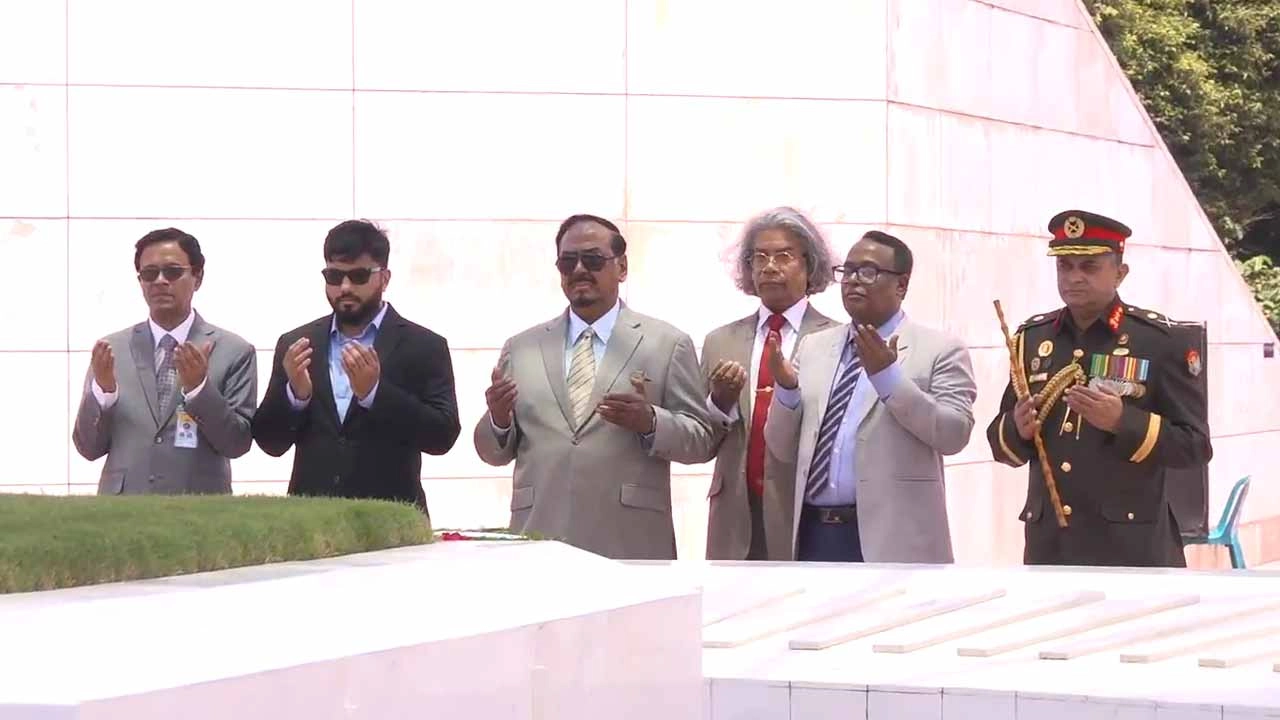 শহীদ রাষ্ট্রপতি জিয়াউর রহমান ও সাবেক প্রধানমন্ত্রী খালেদা জিয়ার কবরে শ্রদ্ধা জানিয়েছেন ভারপ্রাপ্ত রাষ্ট্রপতি হাফিজ উদ্দিন আহমদ।
