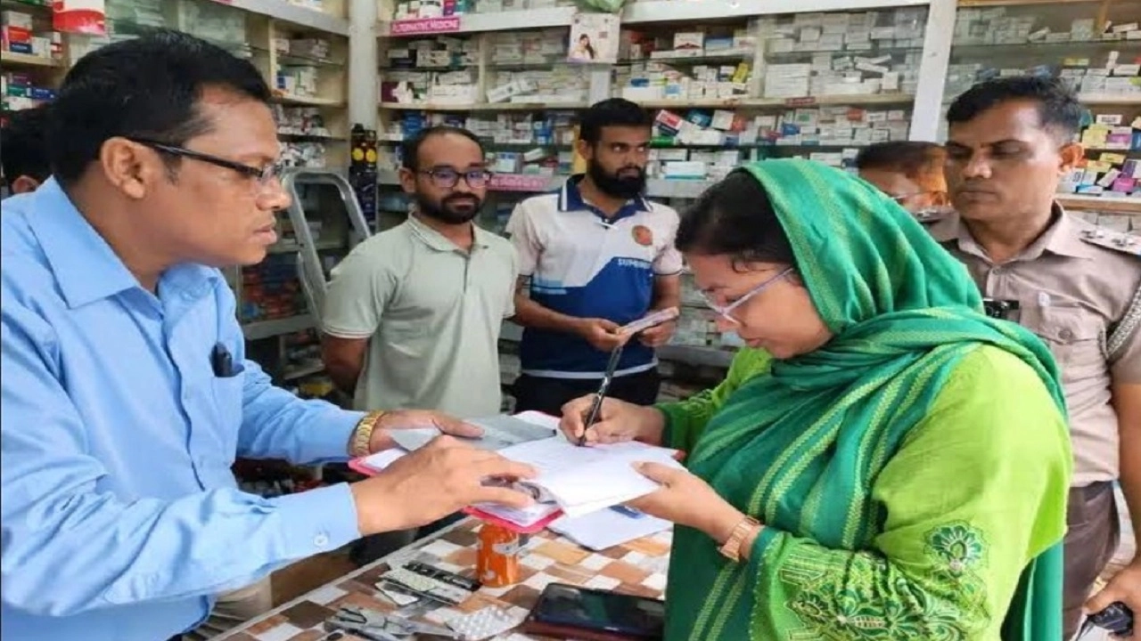 বরিশালে ভ্রাম্যমাণ আদালতের অভিযানে দুই ফার্মেসিকে জরিমানা