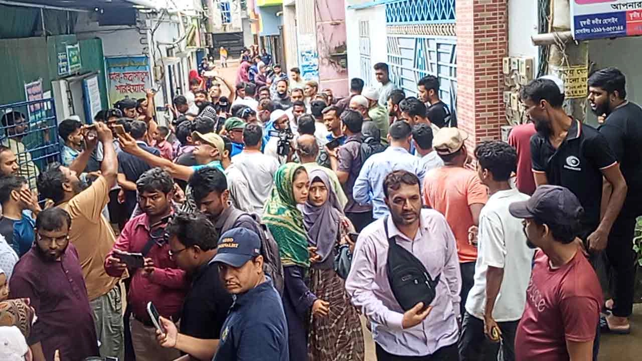 অধ্যাপক গোলাম রসুলের যশোর শহরের নীলগঞ্জ এলাকার বাসভবনের সামনে বিক্ষোভ