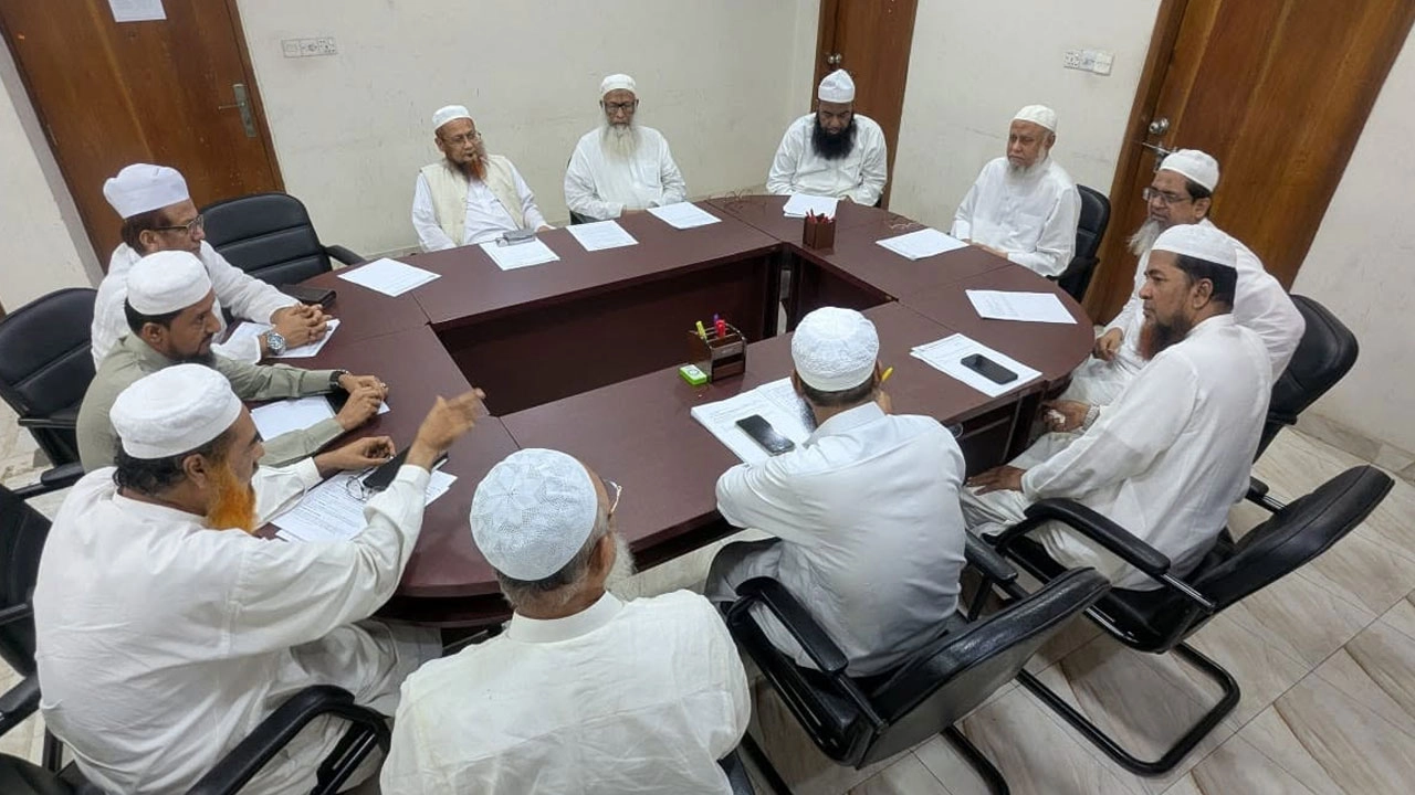 হটলাইন ও পর্যবেক্ষণ সেল গঠনে হাইয়াতুল উলয়ার পরামর্শ সভা। ছবি: সংগৃহীত