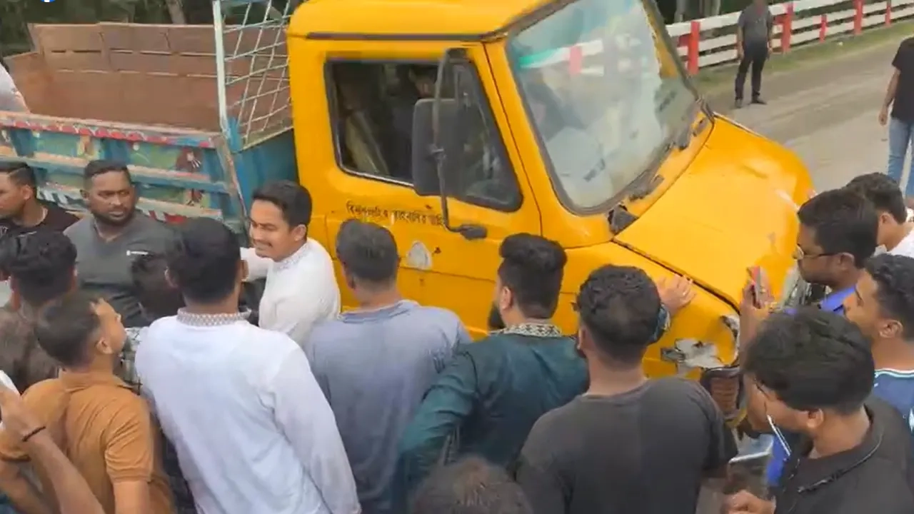 বালুর ট্রাক দিয়ে রাস্তা আটকে দেওয়া হয়। ছবি: ভিডিও থেকে সংগৃহীত