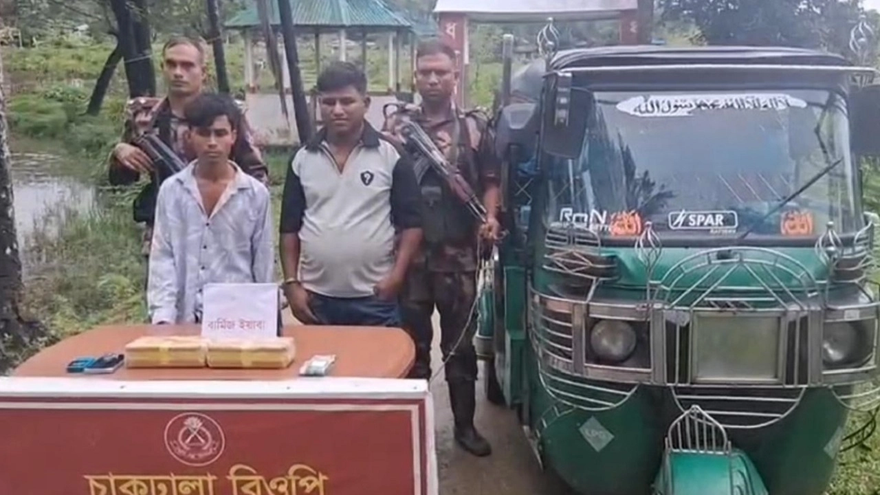 ইয়াবার চালান নিতে এসে হাতেনাতে ধরা রামুর নুরুল হাশেম