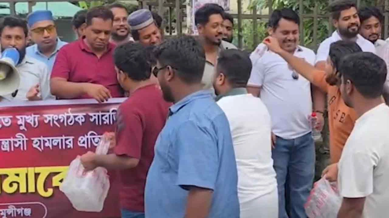 এনসিপির বিক্ষোভ সমাবেশে ছাত্রদলের পানি বিতরণ