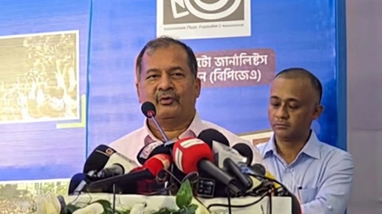 বক্তব্য দিচ্ছেন তথ্য ও সম্প্রচারমন্ত্রী জহির উদ্দিন স্বপন।