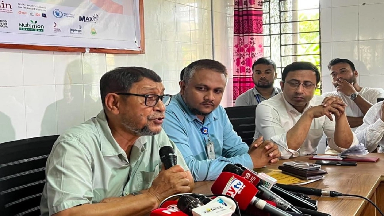 শরীয়তপুরের ভেদরগঞ্জ উপজেলা স্বাস্থ্য কমপ্লেক্স পরিদর্শনে স্বাস্থ্যমন্ত্রী।