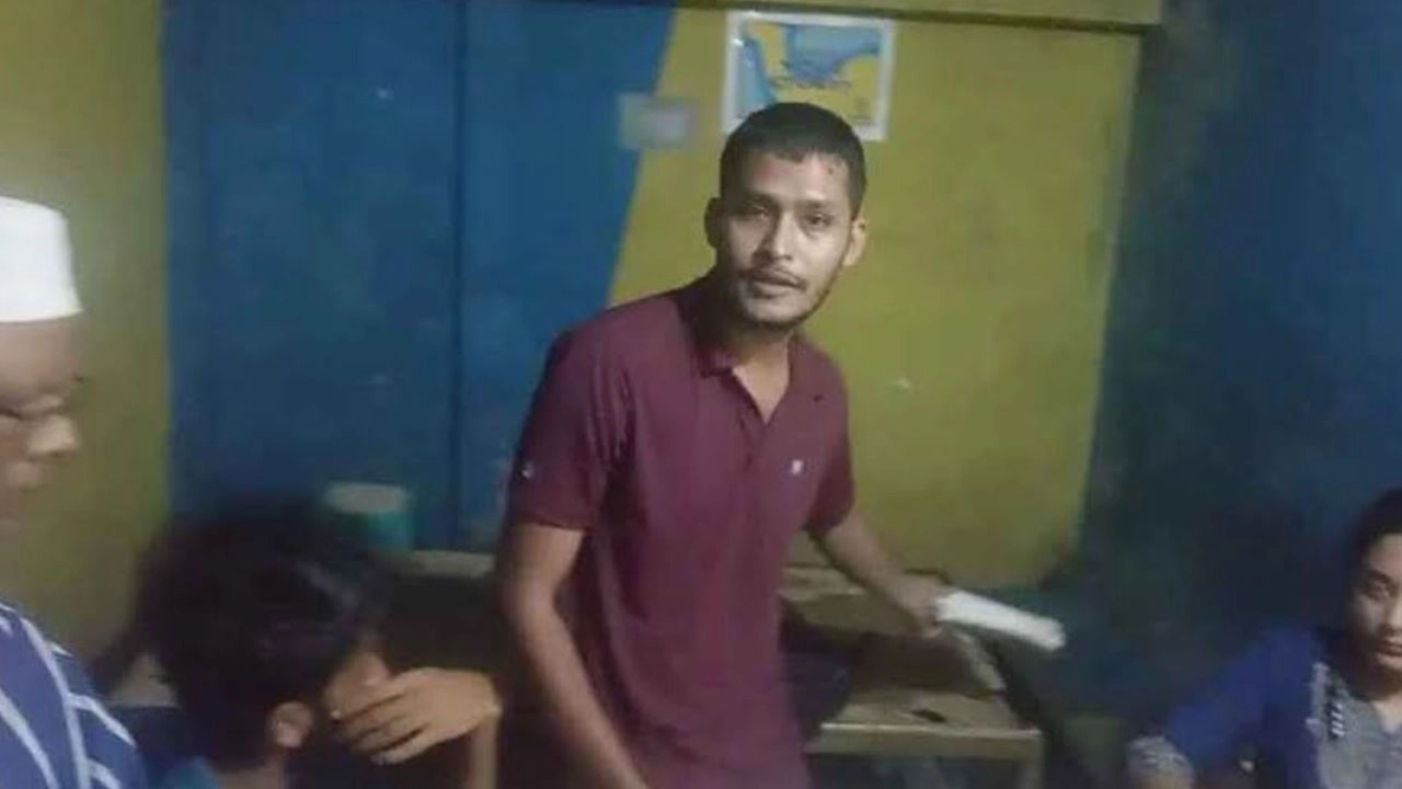 চা দোকানে এইচএসির উত্তরপত্র মূল্যায়ন