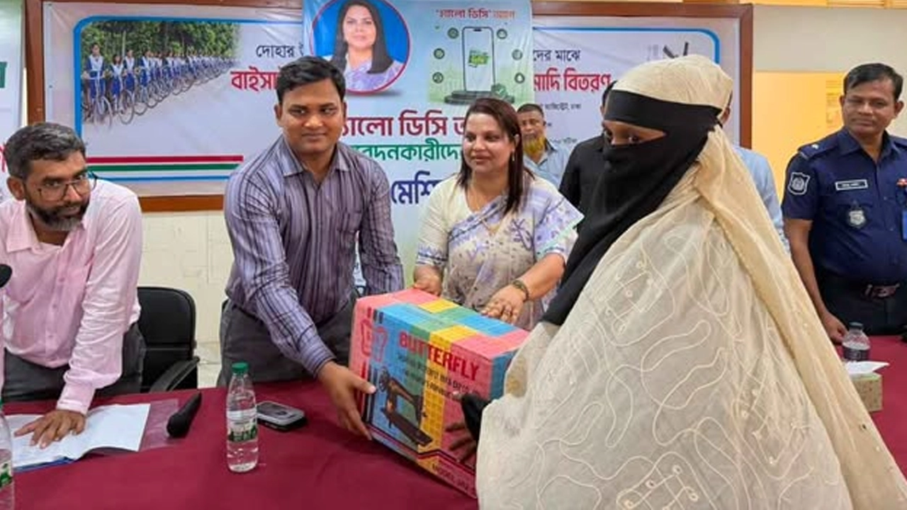 হ্যালো ডিসির মাধ্যমে সেলাই মেশিন প্রদান। ছবি: এনপিবি নিউজ