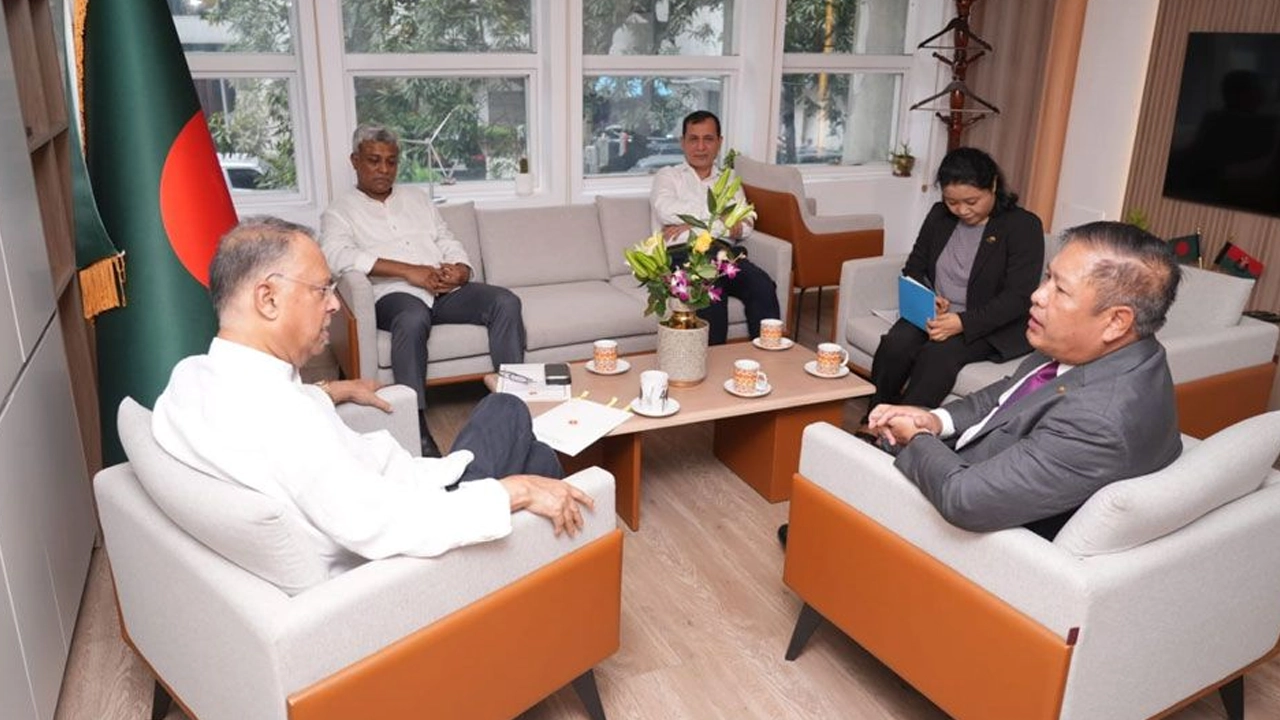 জ্বালানি ও খনিজসম্পদমন্ত্রী ইকবাল হাসান মাহমুদ ও বাংলাদেশে নিযুক্ত মিয়ানমারের রাষ্ট্রদূত কিয়াও সোয়ে মোয়ে। ছবি: সংগৃহীত