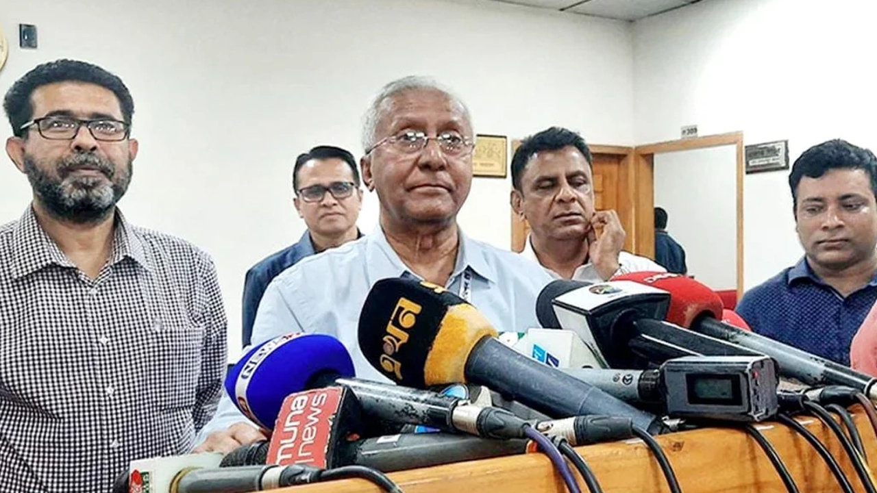 নির্বাচন কমিশনের সিনিয়র সচিব আখতার আহমেদ। ছবি: সংগৃহীত