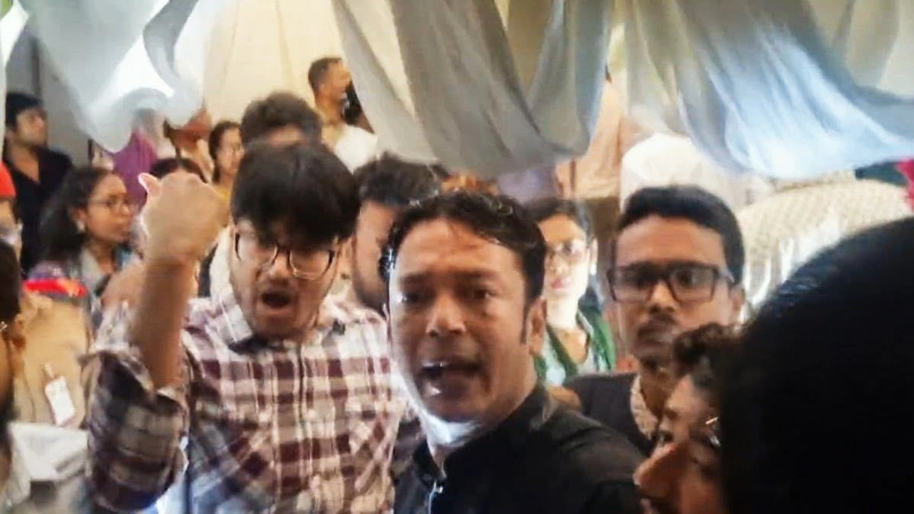 ছাত্রদল ও জকসু নেতাদের মধ্যকার সংঘর্ষ ।। ছবি: সংগৃহীত