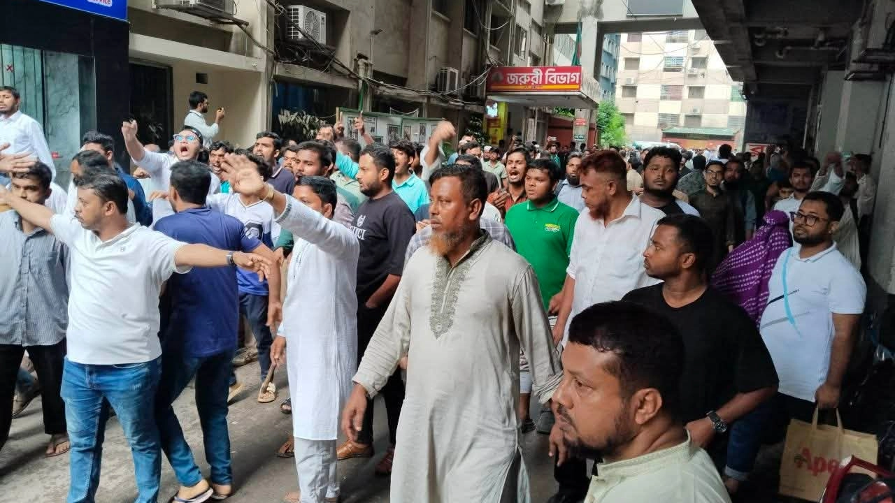 জকসু নেতাদের ওপর হামলা চালায় ছাত্রদলের নেতাকর্মী। ছবি: এনপিবি নিউজ