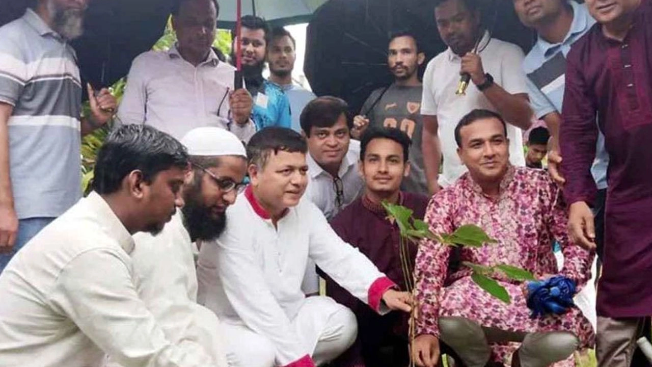বৃক্ষরোপণ কর্মসূচিতে একসঙ্গে ছাত্রদল-শিবির। ছবি: সংগৃহীত