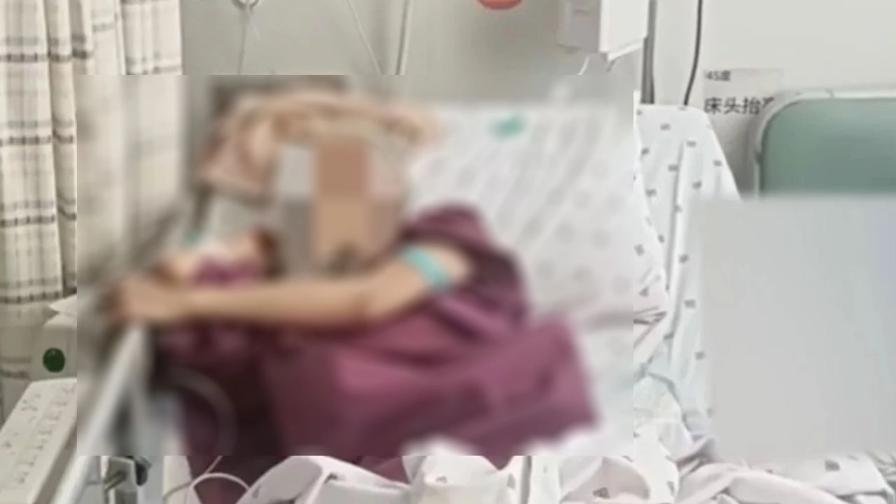 হাসপাতালে ভর্তি বেঁচে ফেরা তরুণী। ছবি: সংগৃহীত