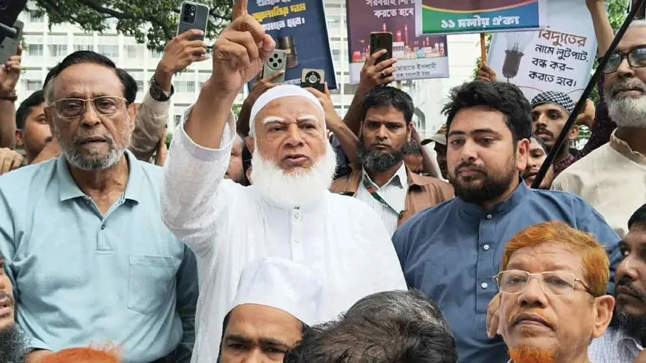 সচিবালয়ের সামনে ১১ দলীয় জোটের অবস্থান। ছবি: সংগৃহীত