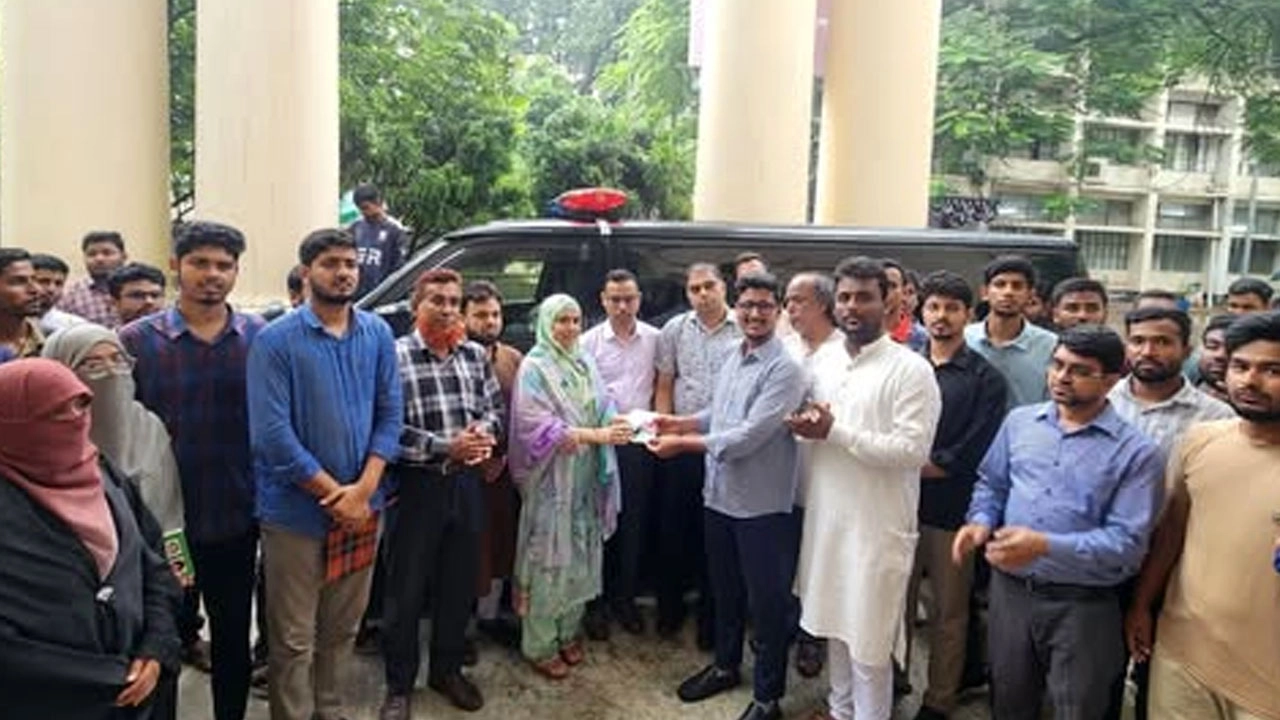 জবি শিক্ষার্থীদের জরুরি সেবায় জকসুর অ্যাম্বুলেন্স উপহার। ছবি: এনপিবি