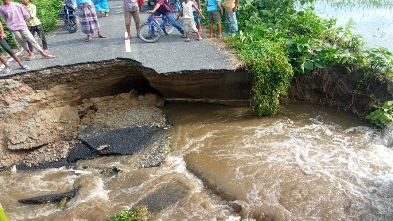 তিস্তার আকস্মিক বন্যায় দহগ্রামে সড়ক বিচ্ছিন্ন