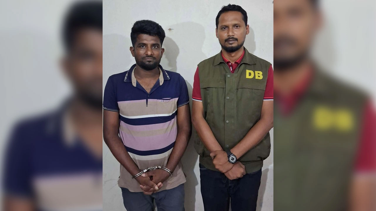 গ্রেপ্তার আসামি খোরশেদ আলী এবং ডিবি কর্মী। ছবি: এনপিবি নিউজ