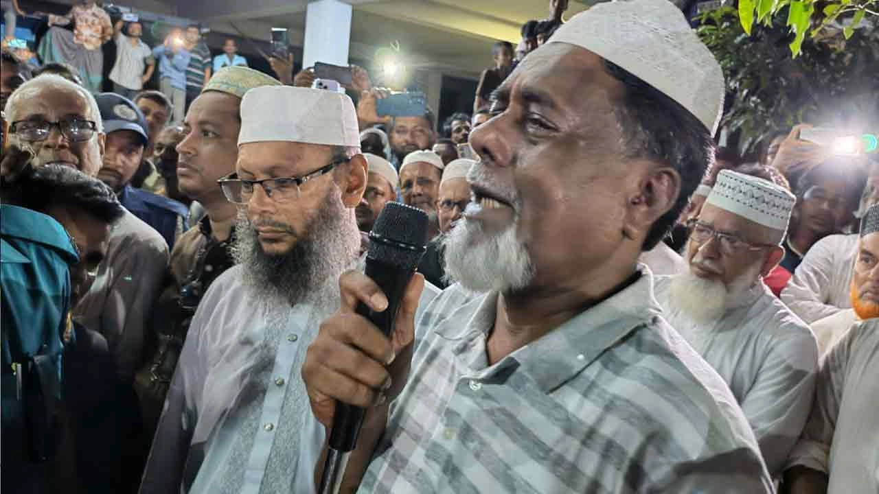 বাবার নামাজে জানাজা পড়ছেন আওয়ামী লীগ নেতা কামাল হোসেন শেখ
