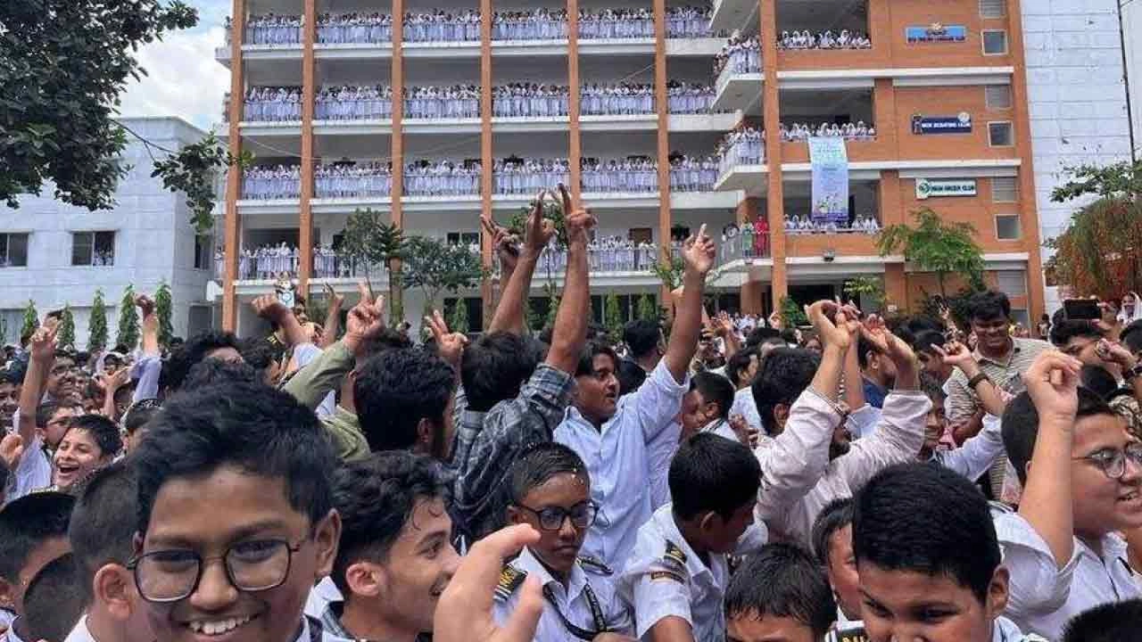 এসএসসির ফল প্রকাশের পর উল্লাস করছে নরসিংদীর নাছিমা কাদির মোল্লা হাই স্কুল অ্যান্ড হোমসের শিক্ষার্থীরা
