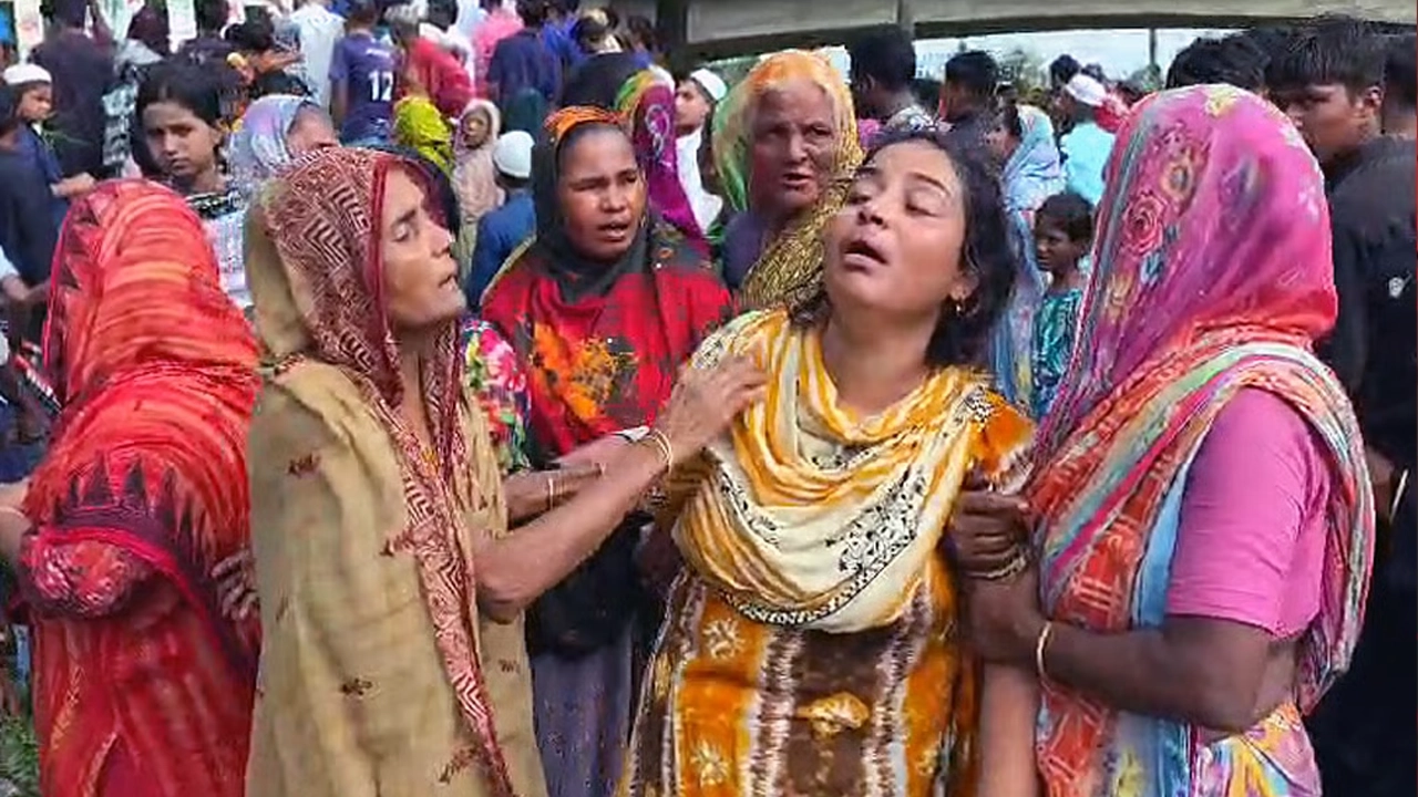 নিহত সিহাবের শোকে পাগলপ্রায় তার মা। ছবি: সংগৃহীত