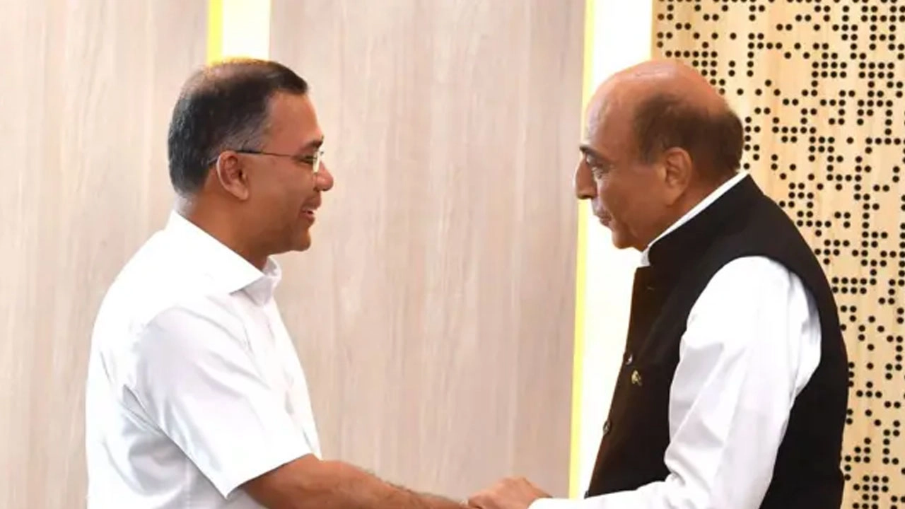 প্রধানমন্ত্রী তারেক রহমান ও ভারতীয় হাইকমিশনার দীনেশ ত্রিবেদী। ছবি: সংগৃহীত